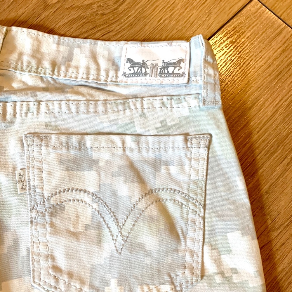 Levi’s Shorts - Picture 2 of 5